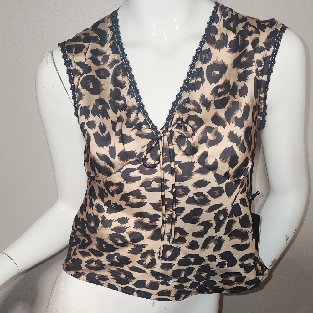 Leopard Print Sleeveless Blouse - Picture 6 of 8